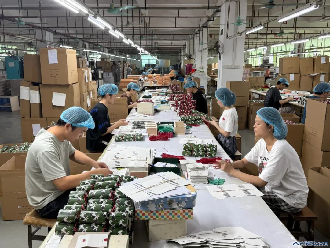▲工东说念主正在加紧赶制圣诞订单。受访者供图