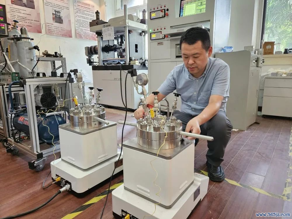 同济大学土木匠程学院特聘西宾张丰充正在施行室搜检反映釜。 新华社记者 王默玲 摄